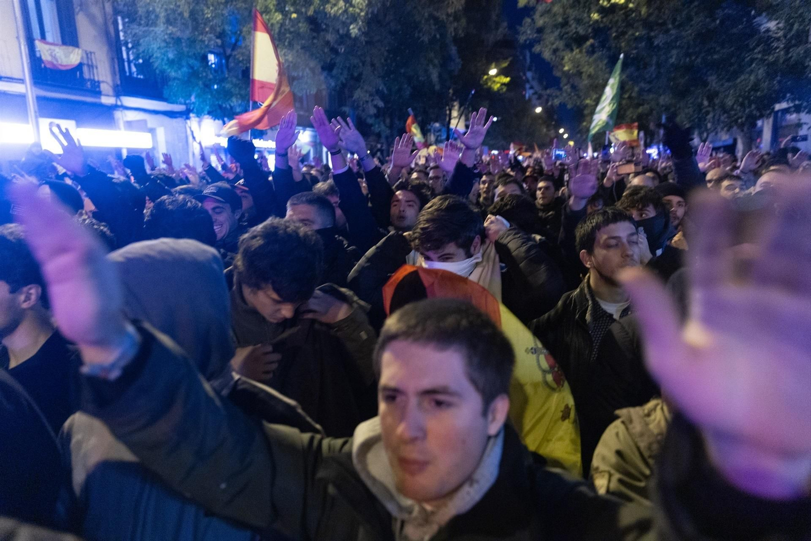 Los manifestantes en Ferraz entonaron el 'Cara el sol', himno franquista. // Europa Press