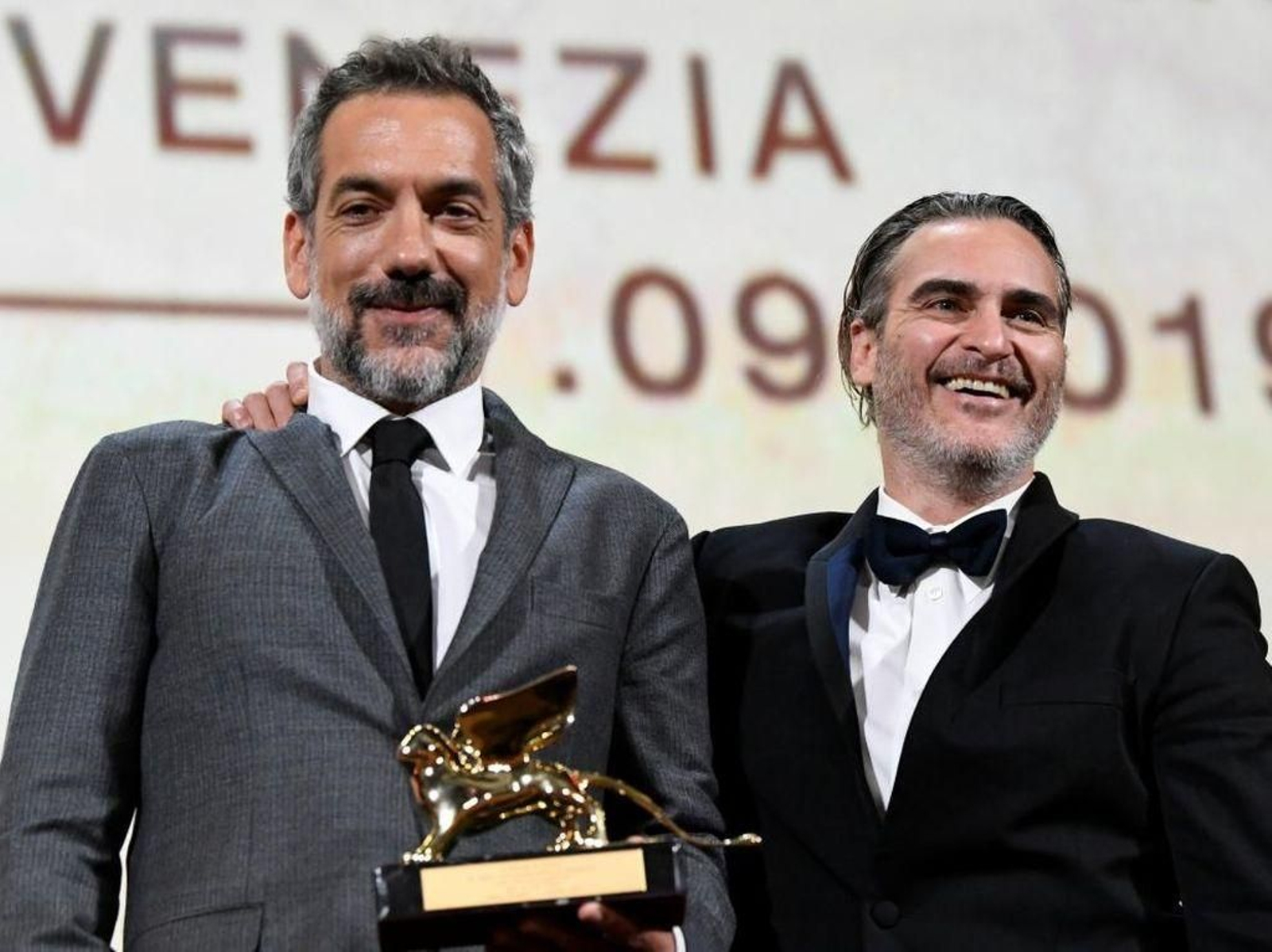El director Todd Phillips junto a Joaquin Phoenix con el "León de oro" que obtuvieron por "Joker" en 2019.