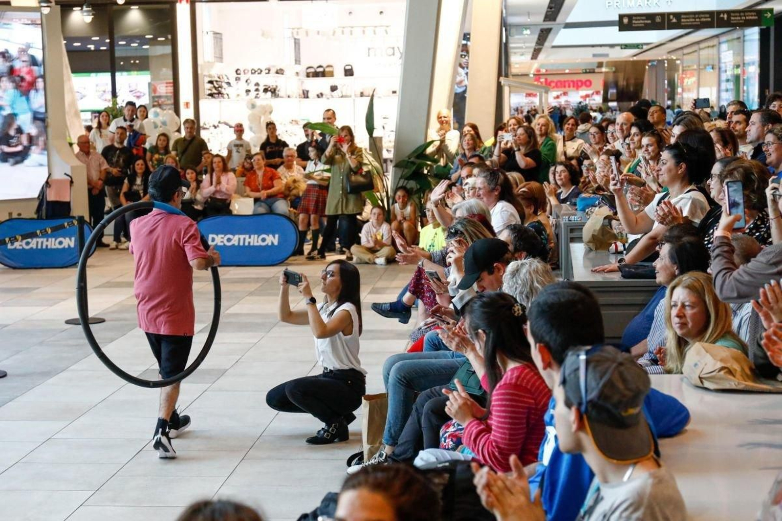 Los modelos superaron el miedo escénico y se vistieron con las creaciones de todas las disciplinas deportivas de la tienda deportiva. Media hora antes los niños contaron con animación infantil en Vialia, donde también hubo música y la actuación de un saxofonista en el escenario.