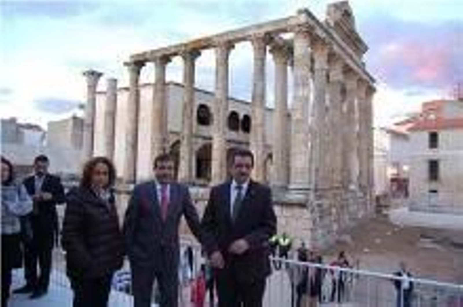 El presidente del ejecutivo regional, el alcalde de Mérida y la consejera de Cultura, durante el acto.