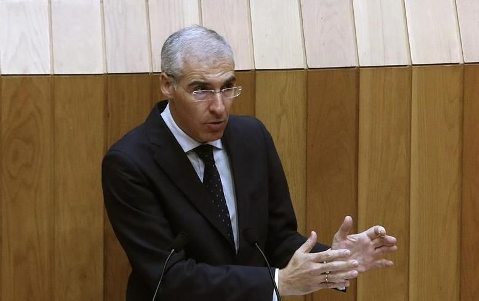 El conselleiro de Economía, Empleo e Industria, Francisco Conde, compareció esta mañana a petición propia en el pleno del Parlamento para informar de la Estrategia de Autónomos 2020.