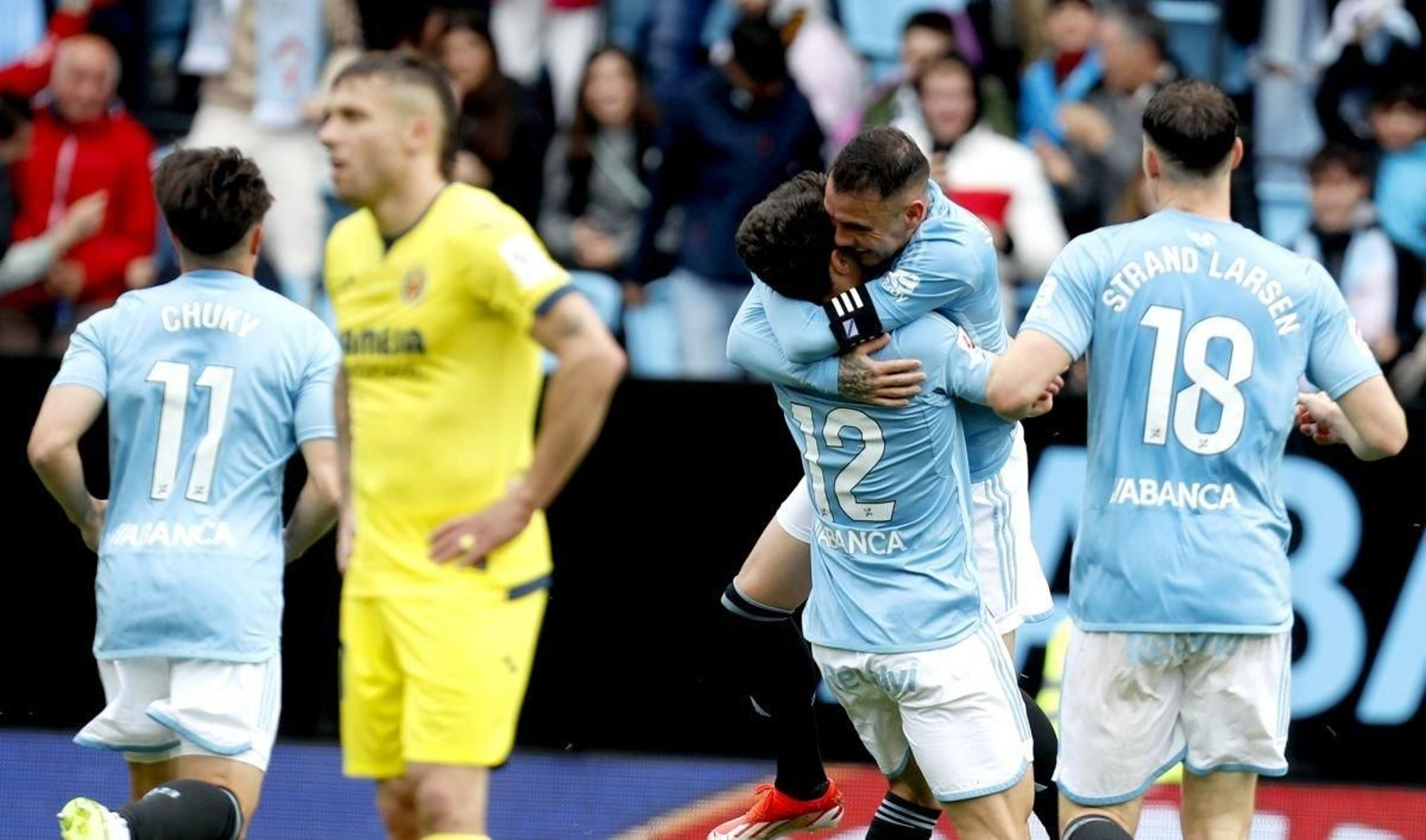 Los tres goleadores del Celta en Balaídos, Aspas, Douvikas y Larsen celebran uno de los tantos.