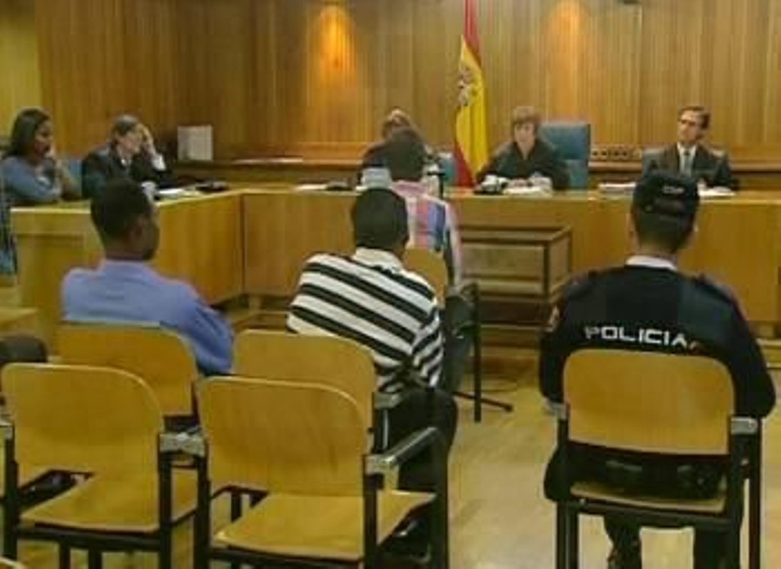 Los dos piratas, sentados en el banquillo de los acusados, durante la declaración del armador. (Foto: )