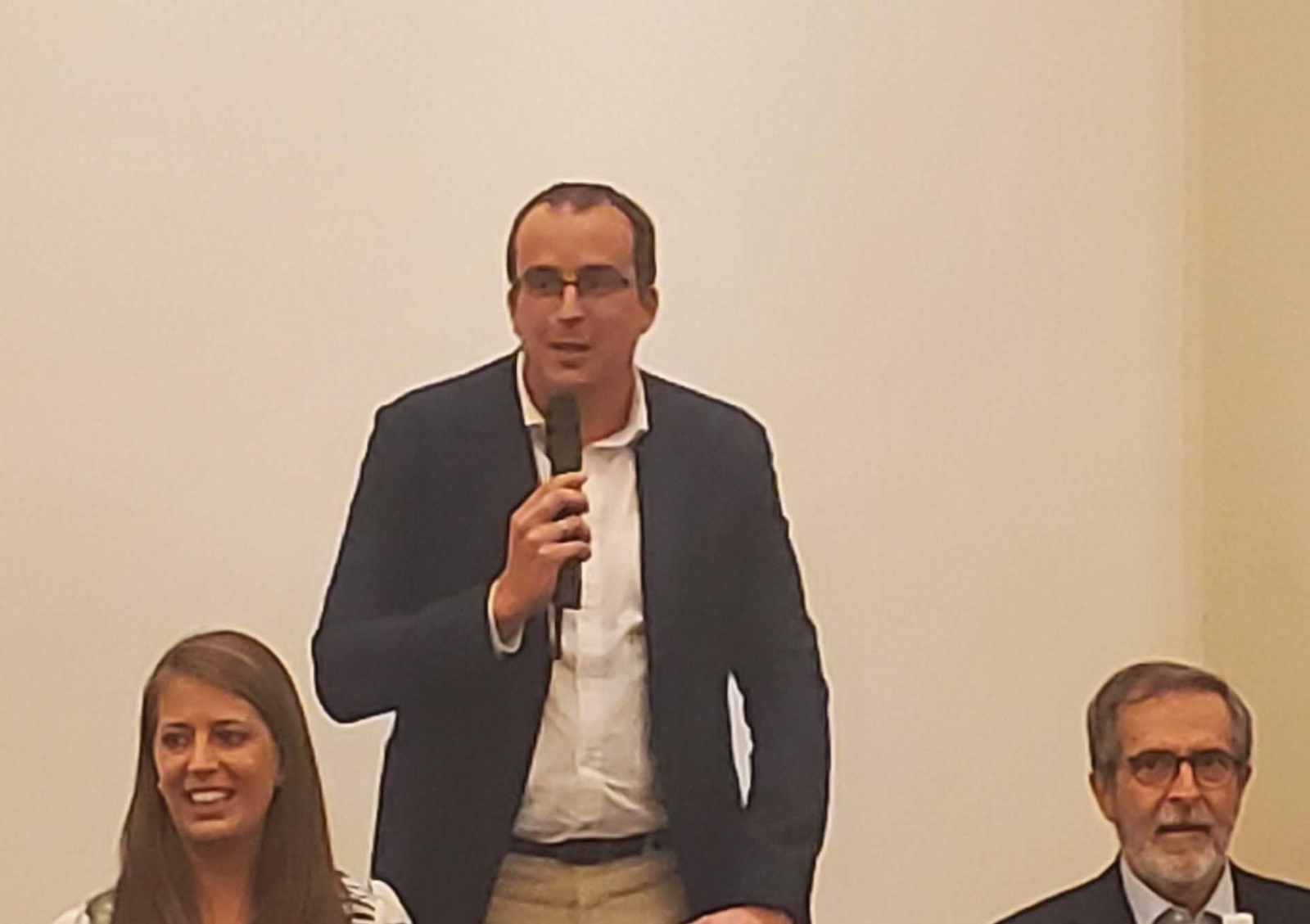 Juan Hernández despidiéndose