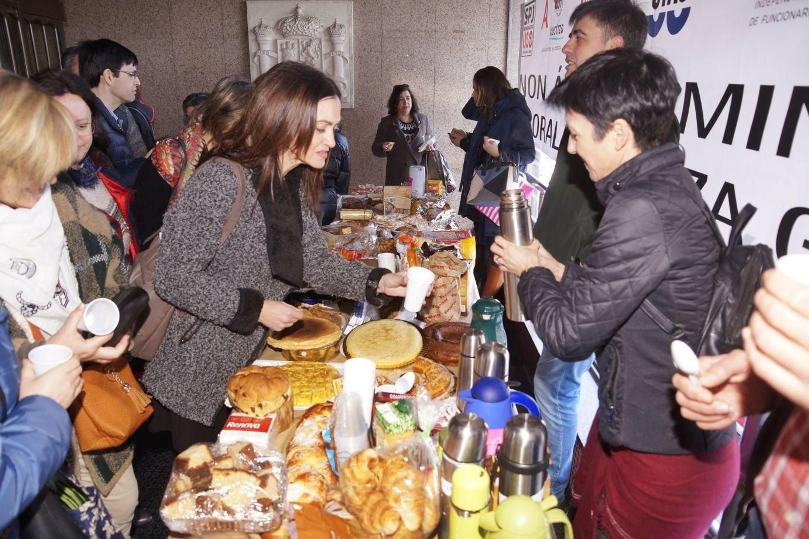 Desayuno solidario en los juzgados de Vigo. // Vicente Alonso