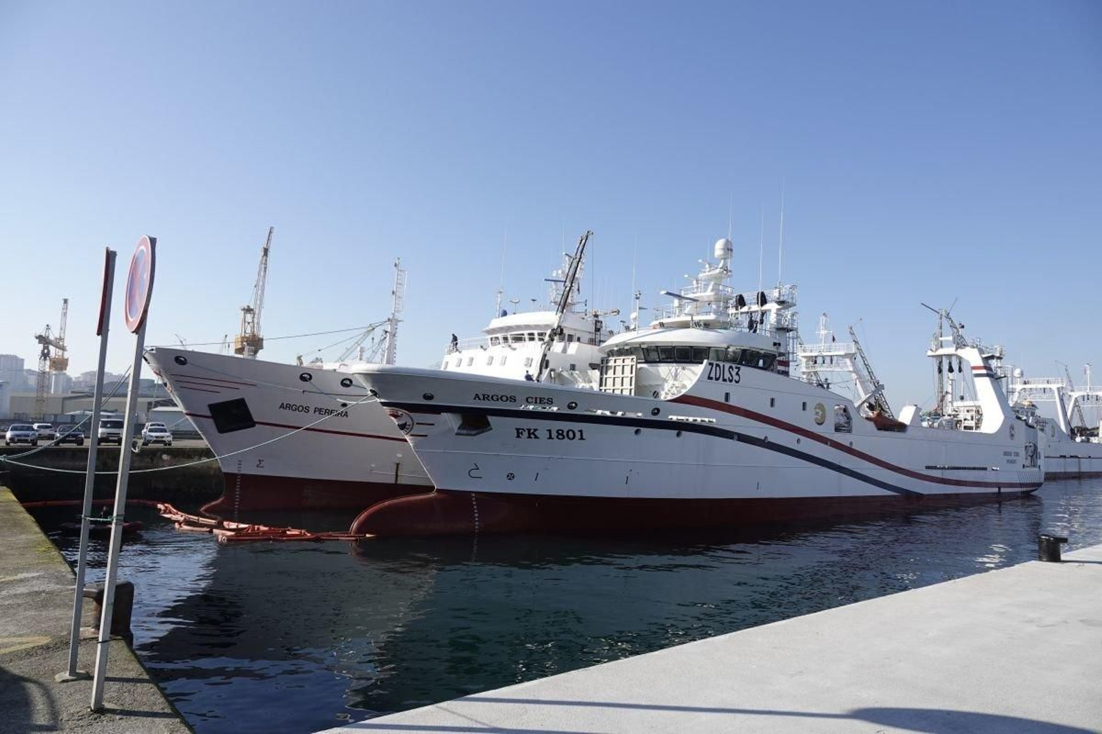 Buques congeladores que operan en el Atlantico sur amarrados en los muelles vigueses.