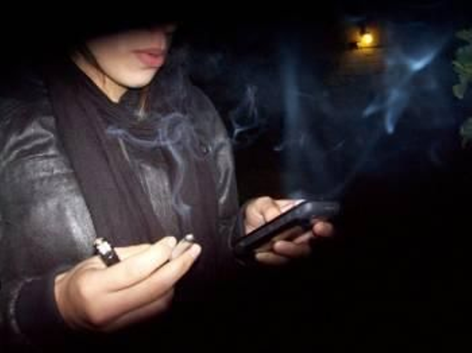 Un joven fuma un porro mientras chatea con el móvil. (Foto: ARCHIVO)