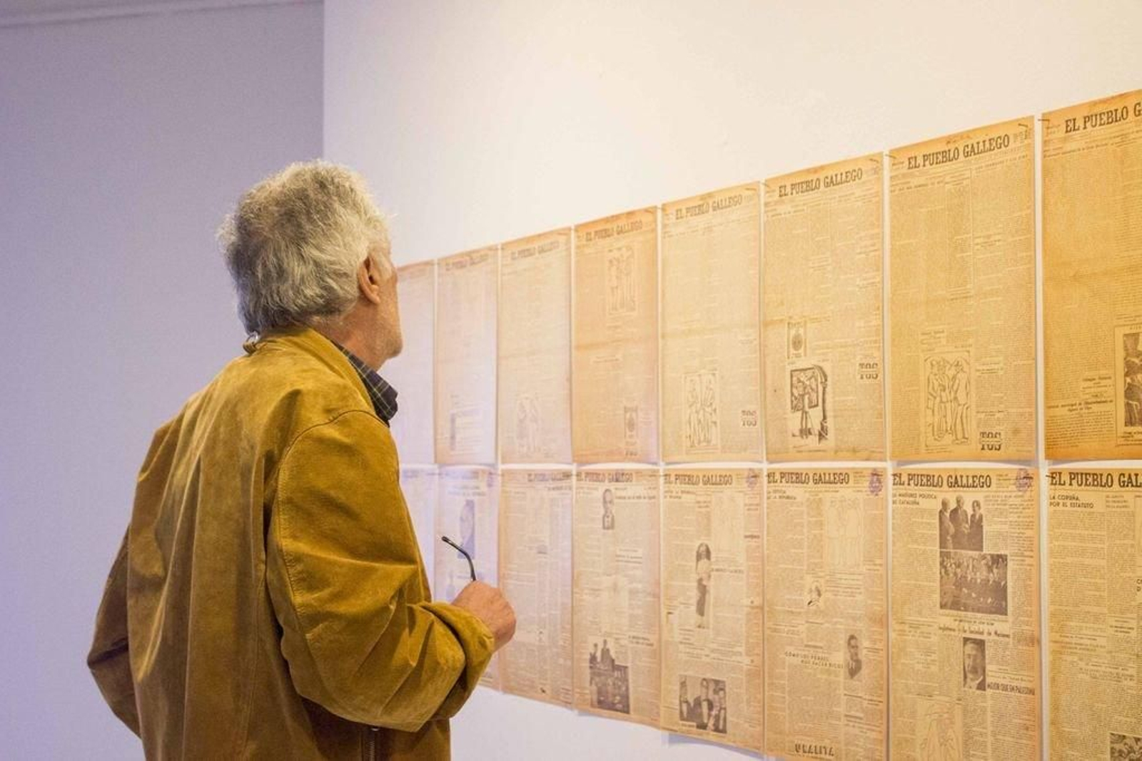 La exposición sobre la obra en papel de Maside también incluye las reproducciones de los dibujos publicados ya en  el periódico “El Pueblo Gallego”.