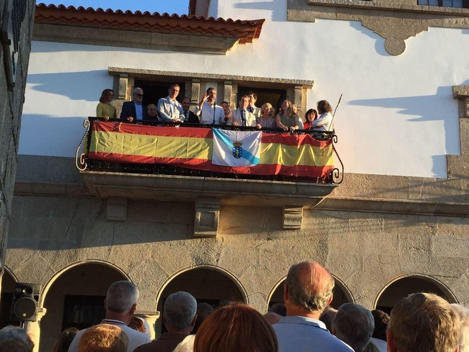 El pregonero, Fernando Malvar Ruiz, entonó el "O Miudiño" y actuó de director de coro con los asistentes al acto. Todos cantaron, hasta los políticos.