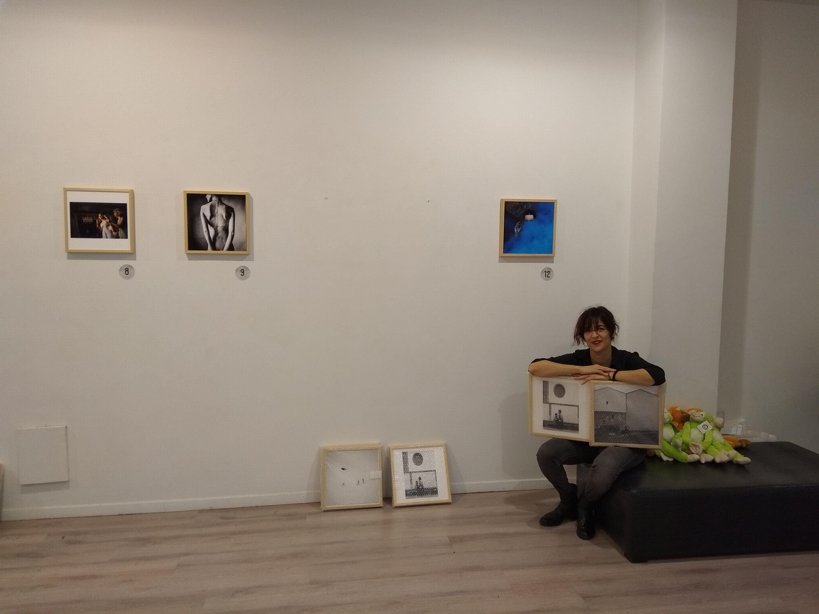 Cristina Brea, con las últimas 95 fotografías que quedaban ayer a la venta.