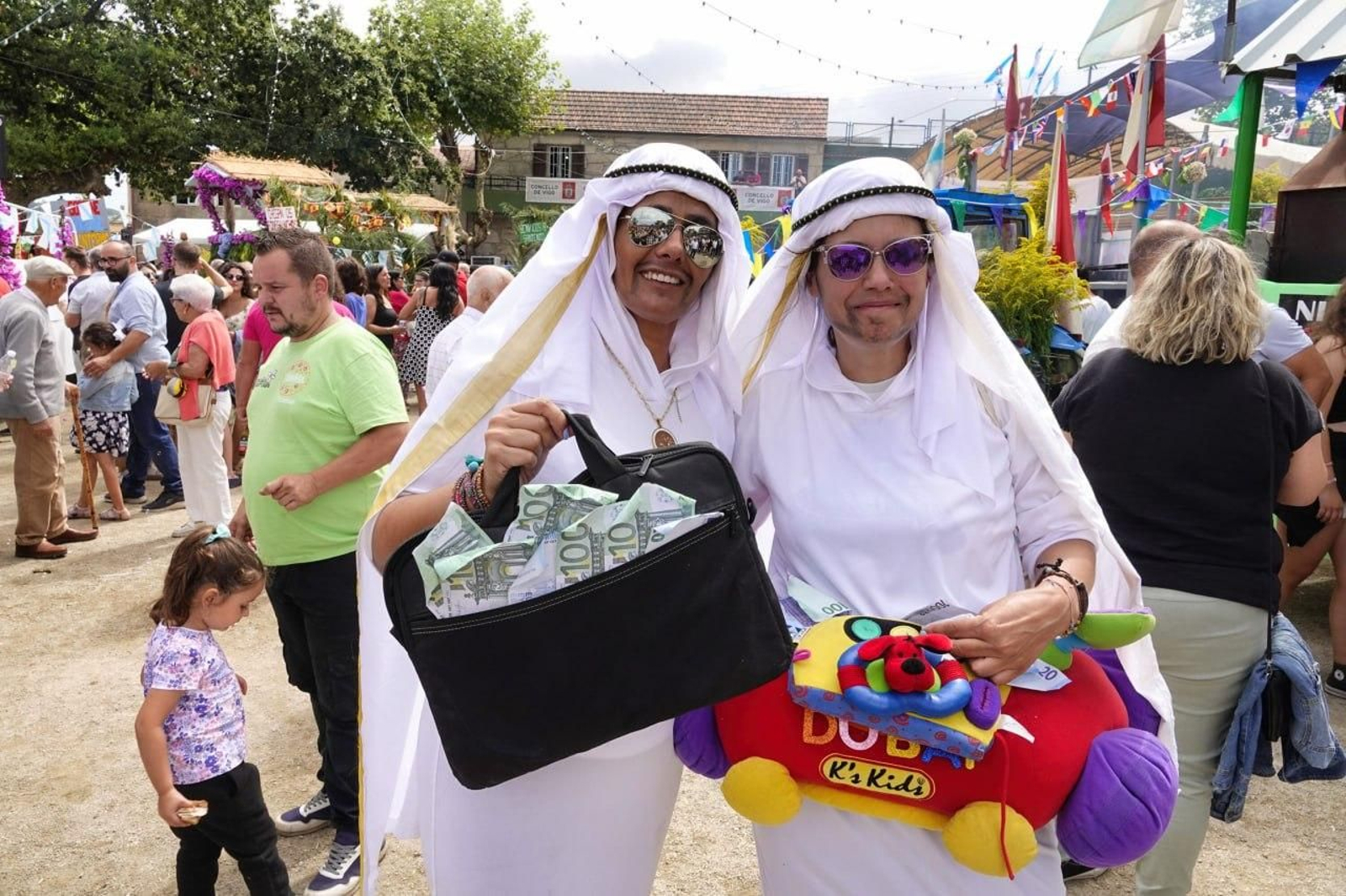Amigos disfrazados en las carrozas de San Campio. // Vicente Alonso