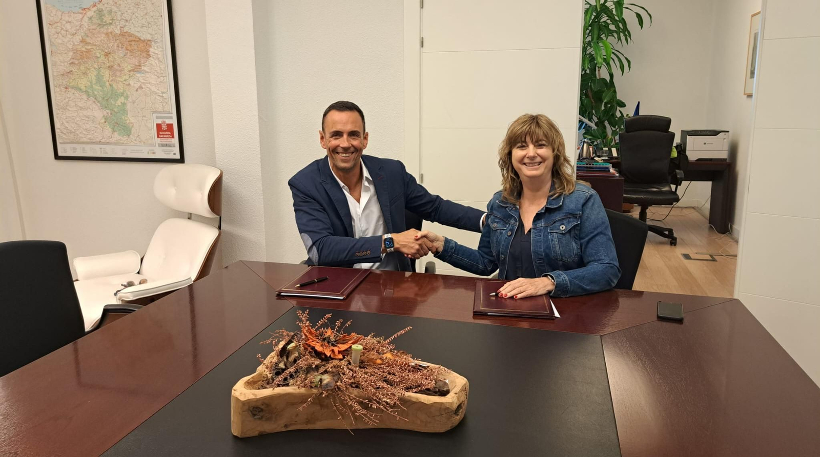 La consejera de Relaciones Ciudadanas, Ana Ollo, y el director de la Fundación +34, Franciso Javier Casado