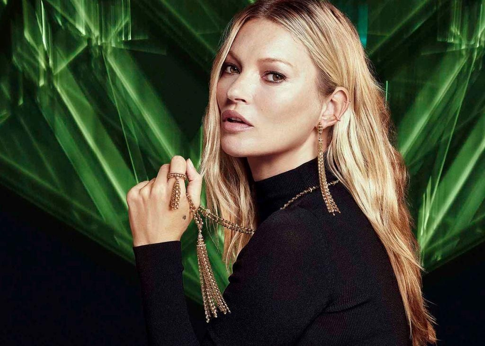 La modelo Kate Moss presentando su colección de joyas.