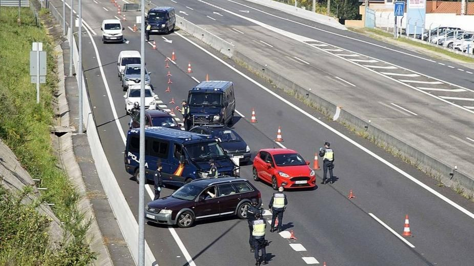 La salida de Vigo registró ayer ¡ntensos controles policiales, como este de la A-55 a la altura del Meixoeiro.