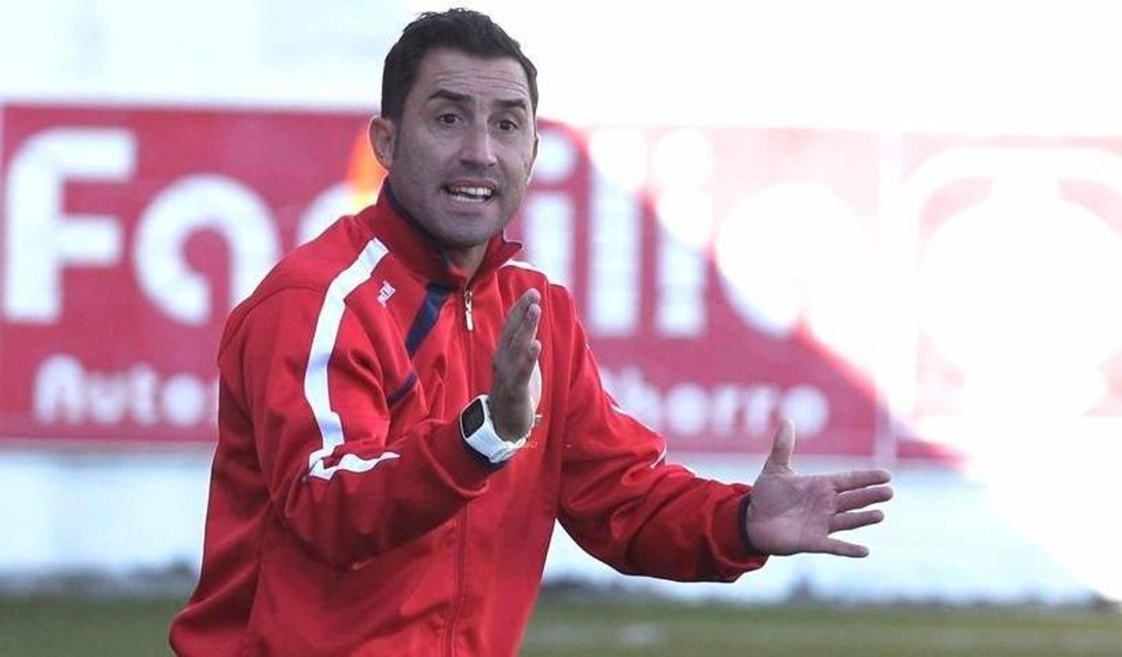 Antonio Fernández da instrucciones durante un partido del Alondras.