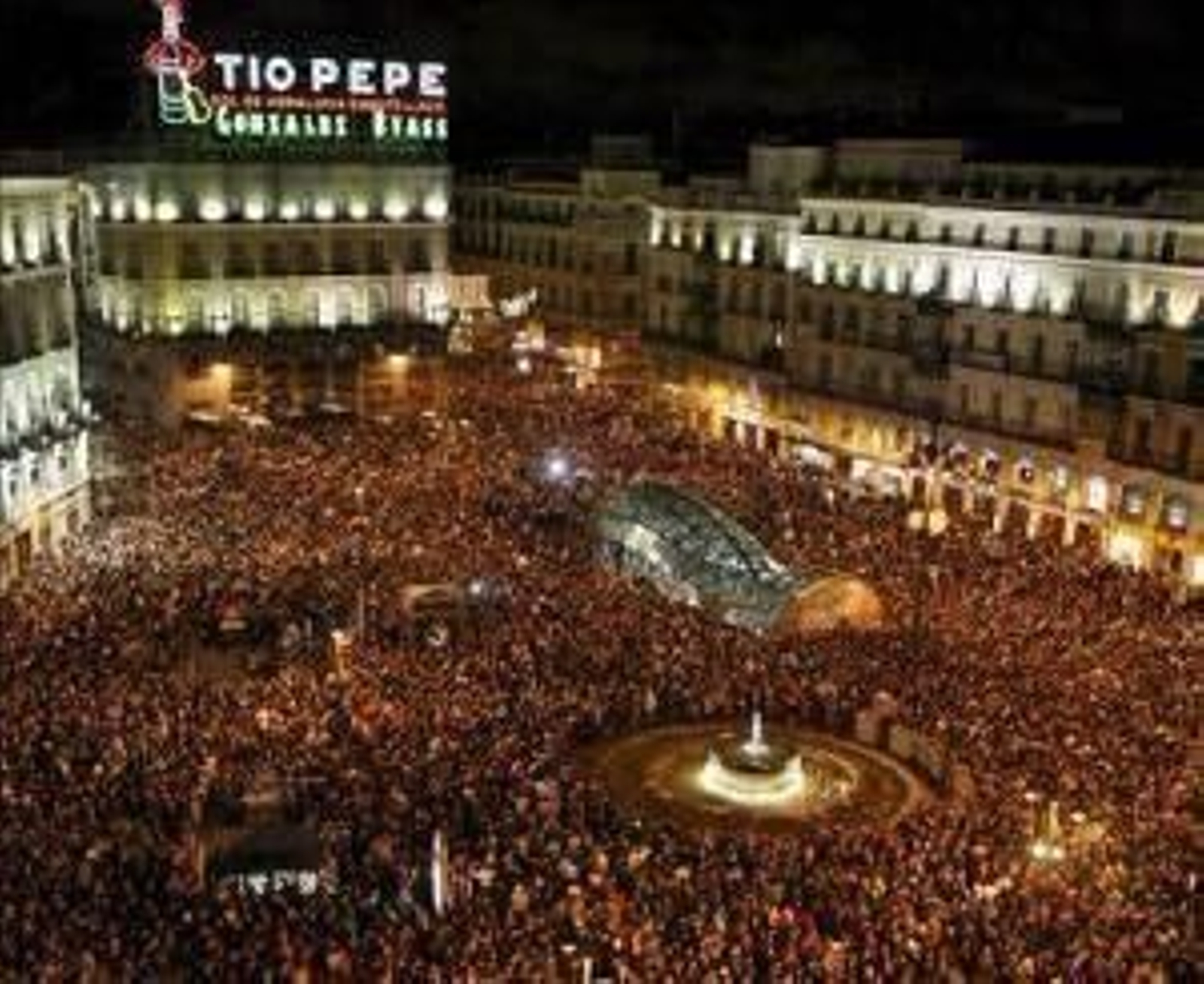 Aspecto que presenta la Puerta del Sol en Nochevieja.