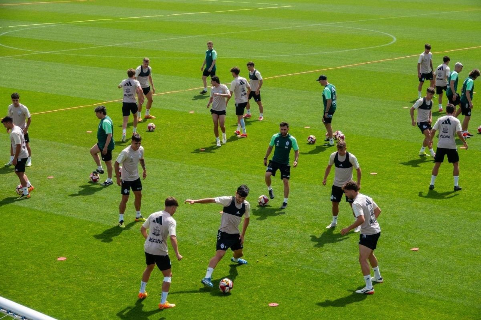 El filial se ejercitó a mediodía de ayer en la ciudad deportiva de Mos; la idea es que no sea el último entrenamiento de la temporada.