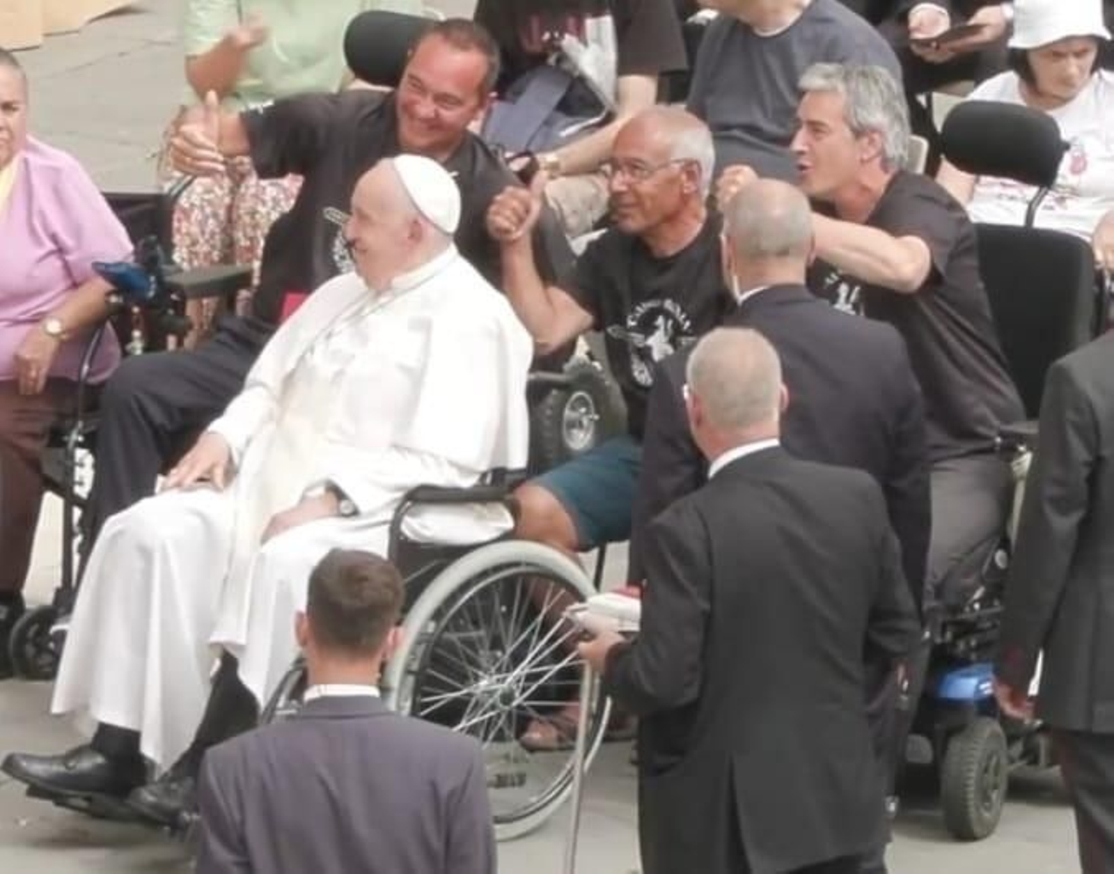 José Ignacio Fernández y Rubén Zulueta salieron de Vitoria hasta la plaza de San Pedro del Vaticano donde se han reunido con el Papa.