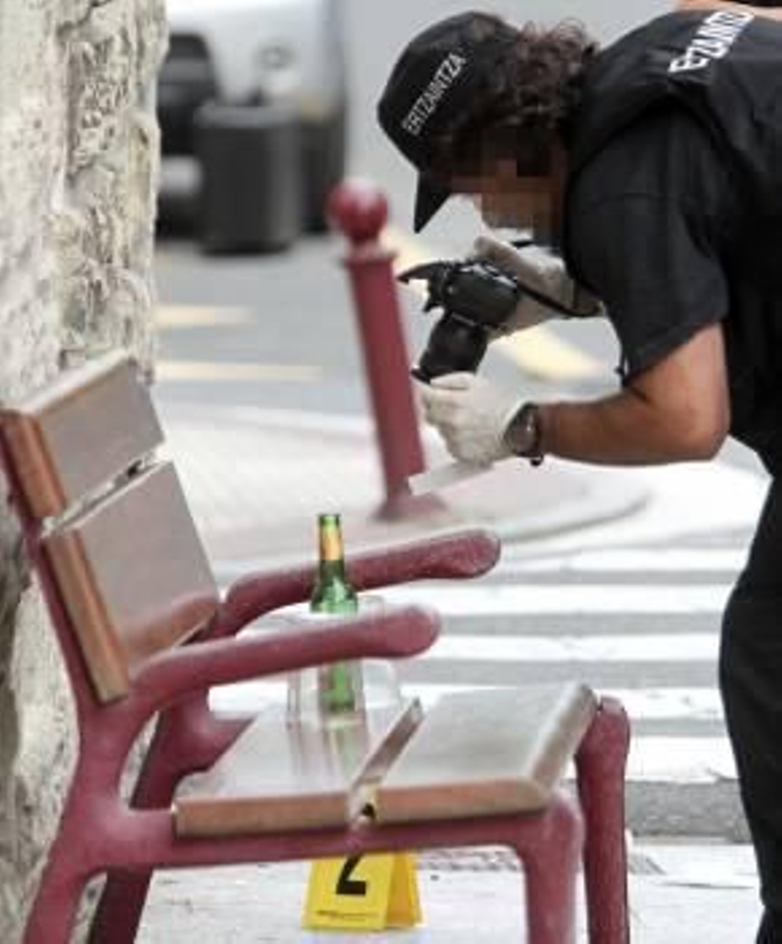 Un ertzaina toma fotografías en el lugar del crimen ocurrido en Hernani (Foto: JUAN HERRERO)