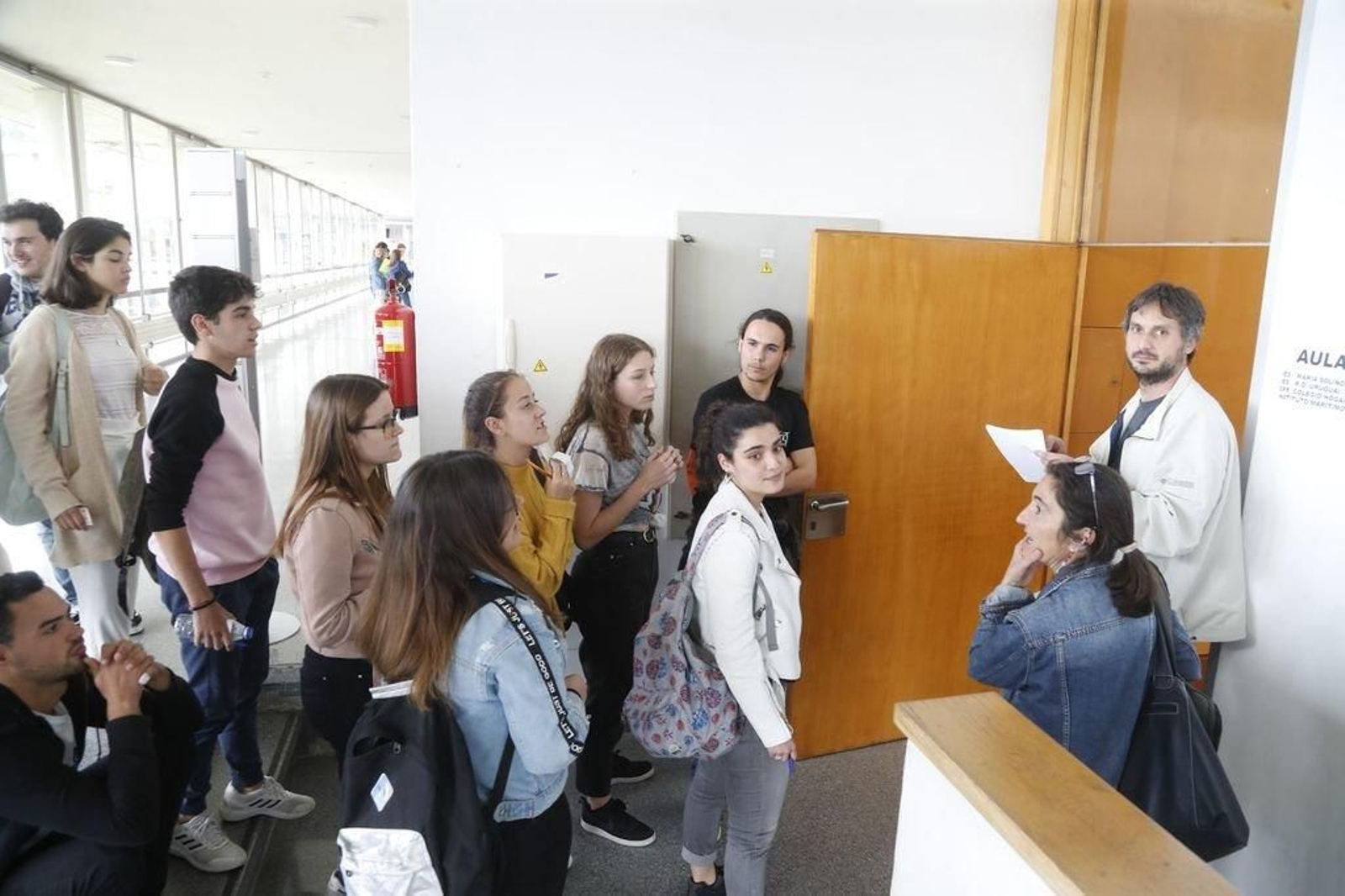 Los alumnos, esperando en la entrada a la repetición del examen de Filosofía por la tarde en la facultad de Económicas.