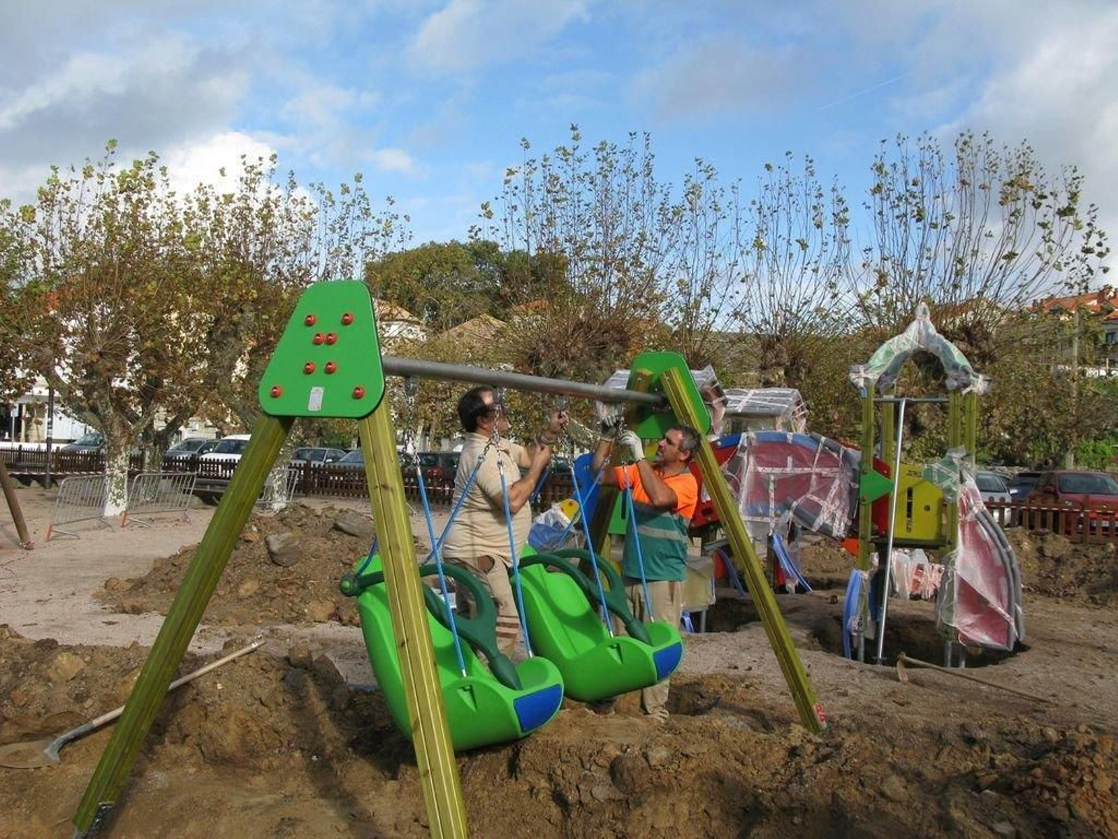 El concello de Nigrán incorpora los dos primeros columpios adaptados en el parque infantil de A Ramallosa.