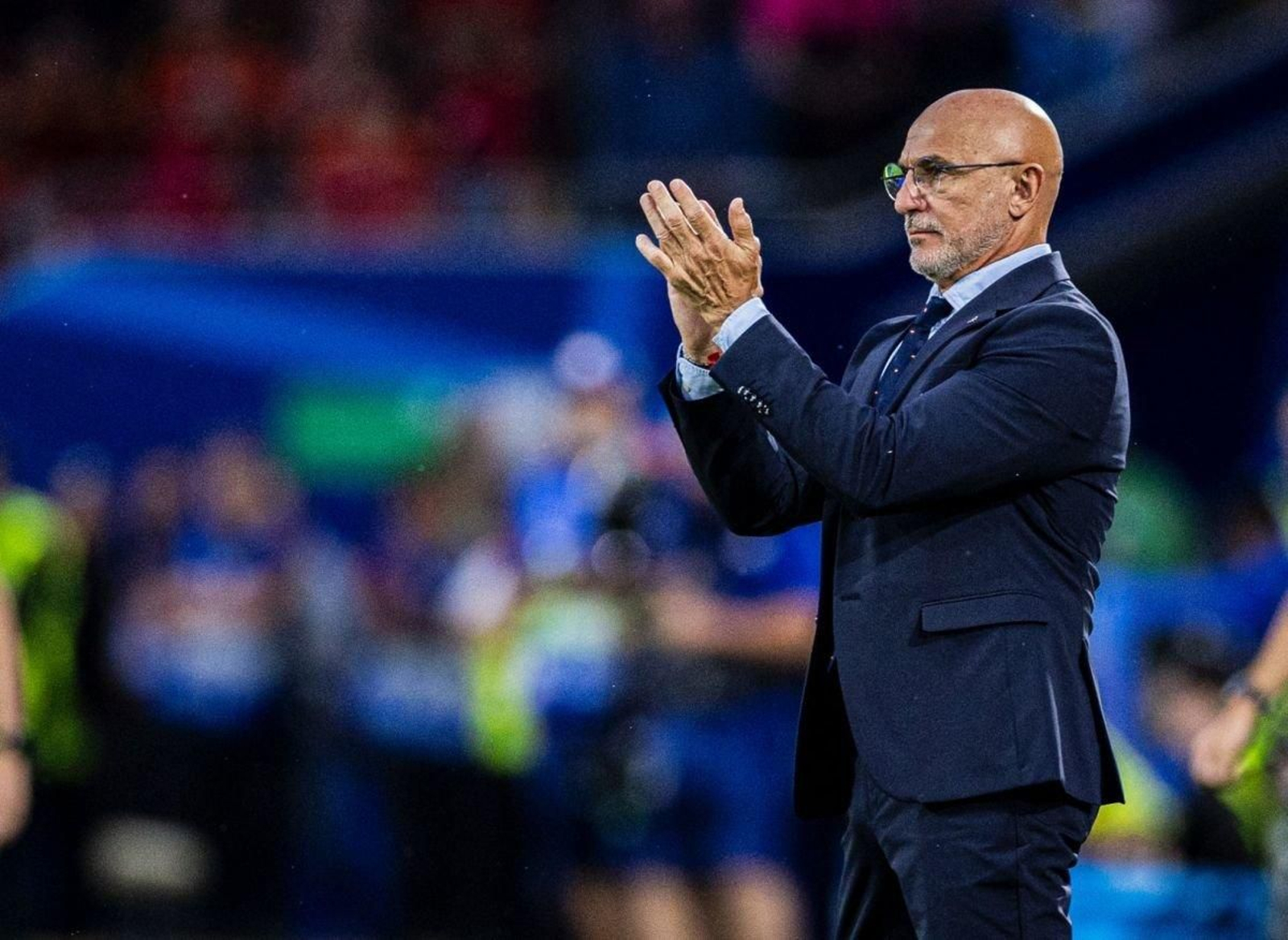El técnico riojano aplaude a sus futbolistas en el transcurso del encuentro de ayer ante Georgia.