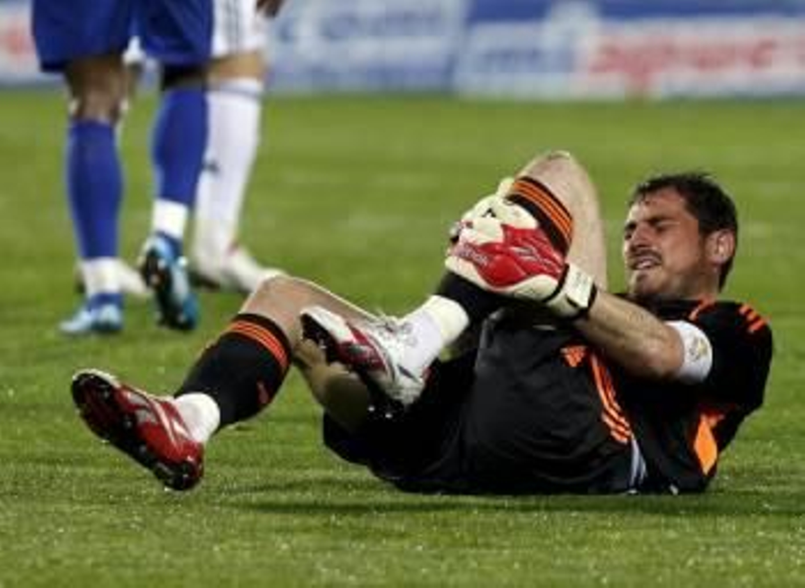 Casillas, dolorido tras recibir una entrada.