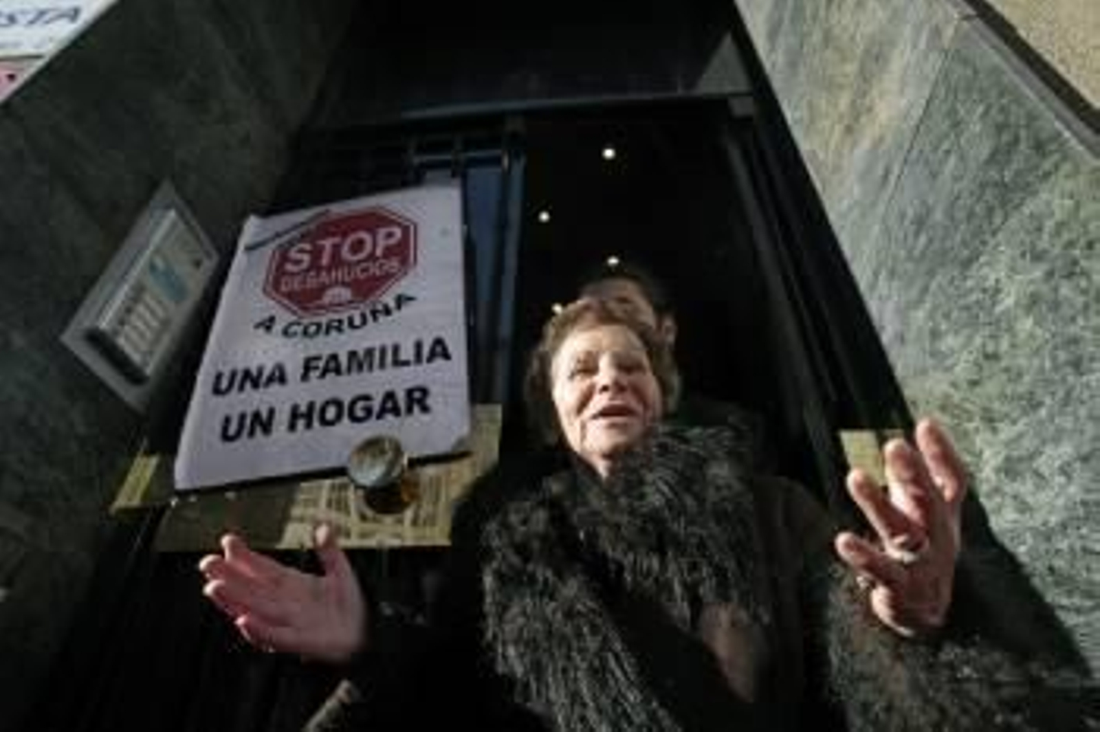 Aurelia Rey, a las puertas de su antigua vivienda, en una de las protestas por su desahucio, en febrero. (Foto: CABALAR)