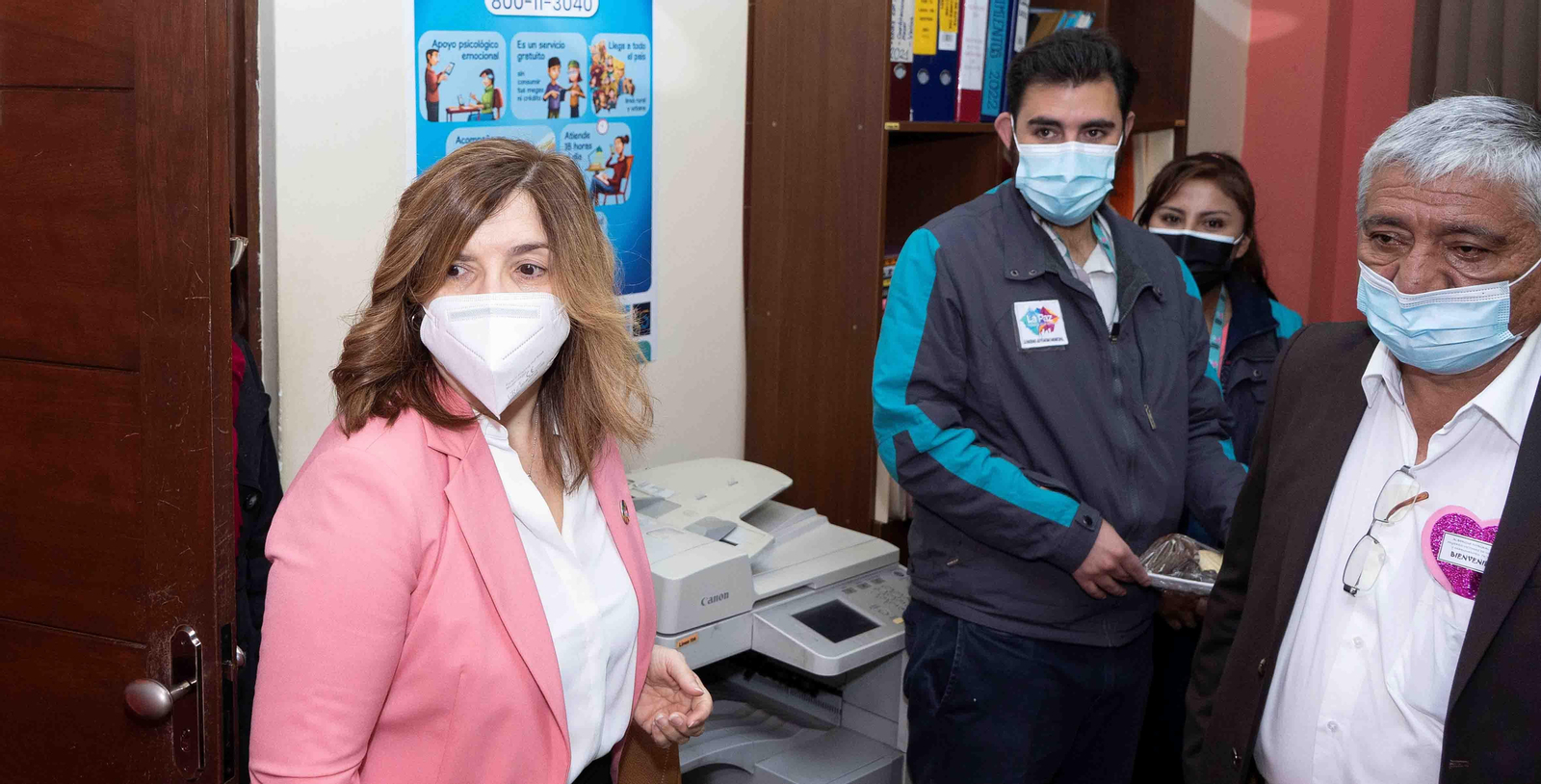 La secretaria de Estado de Cooperación Internacional de España, Pilar Cancela (i), junto al alcalde de La Paz, Iván Arias (d), en una visita al Albergue Integral Municipal para Mujeres Víctimas de Violencia machista en La Paz. EFE/Stringer