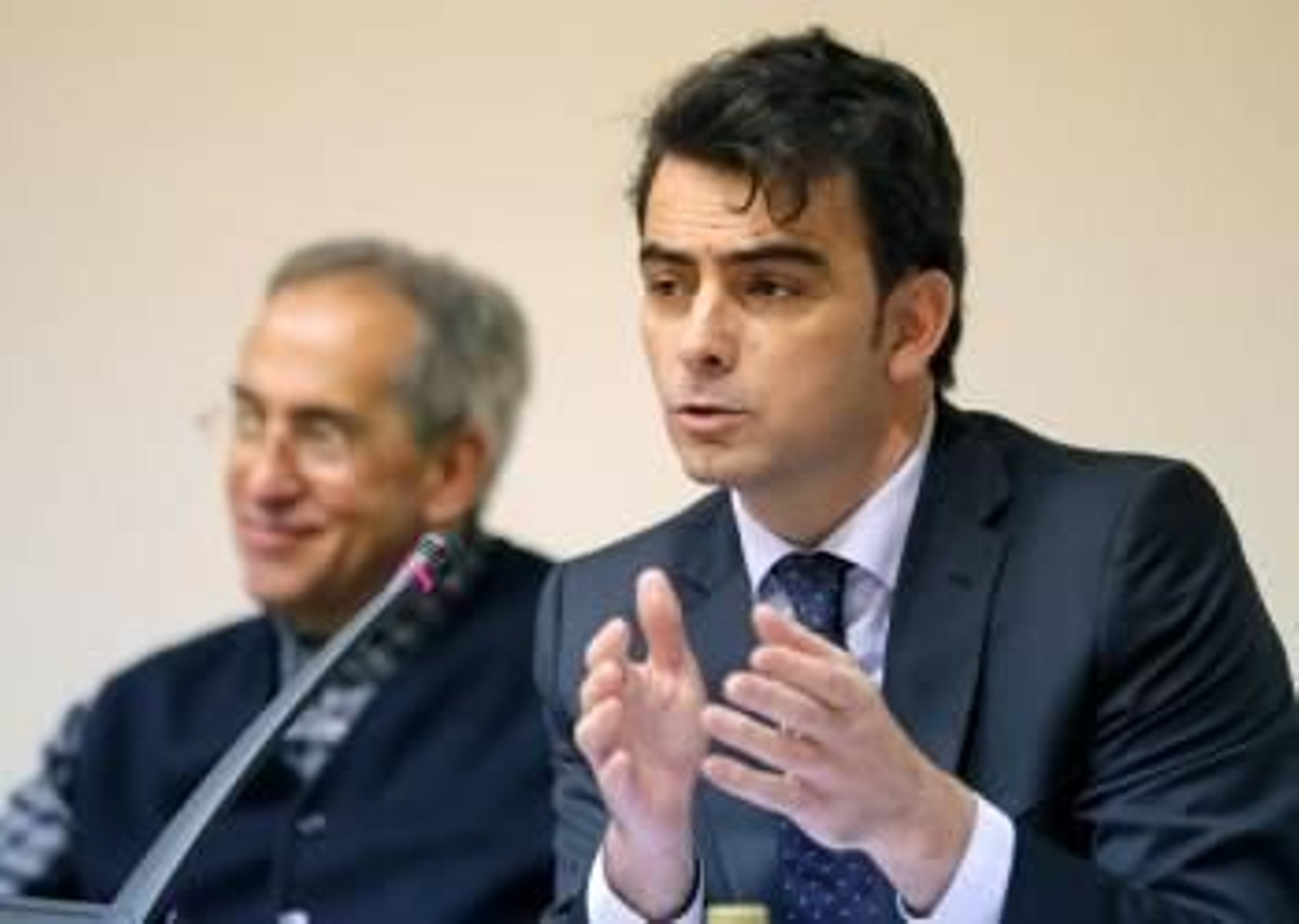 Diego Calvo, secretario del PP de A Coruña, el pasado viernes, en la Cámara gallega. (Foto: LAVANDEIRA JR)