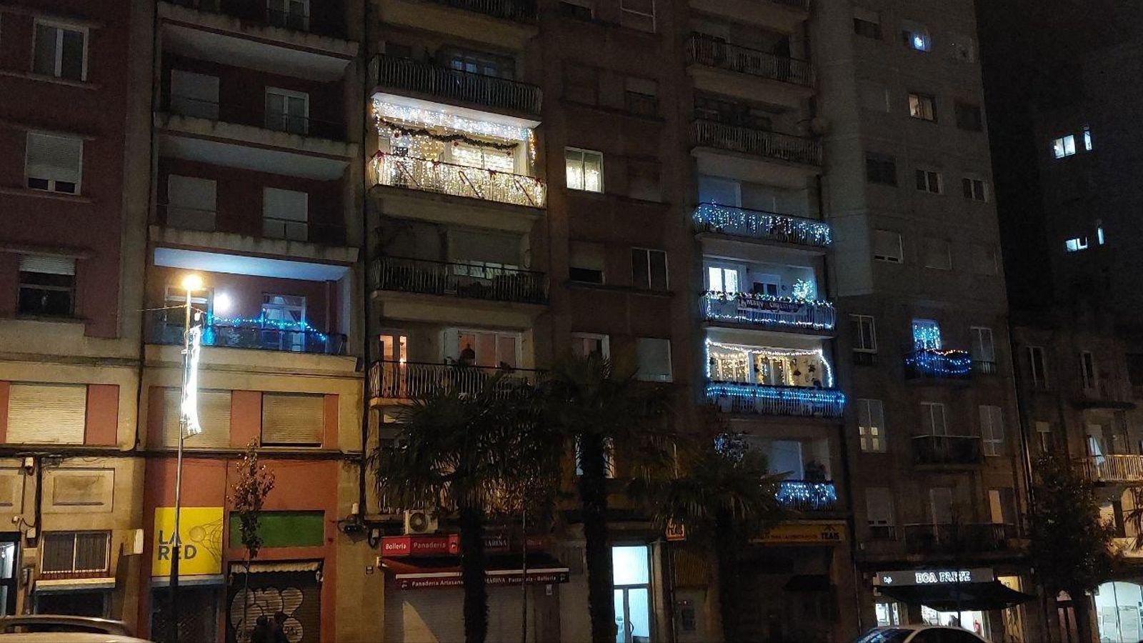 Los balcones llenos de luces en la Travesía de Vigo. // A.L.