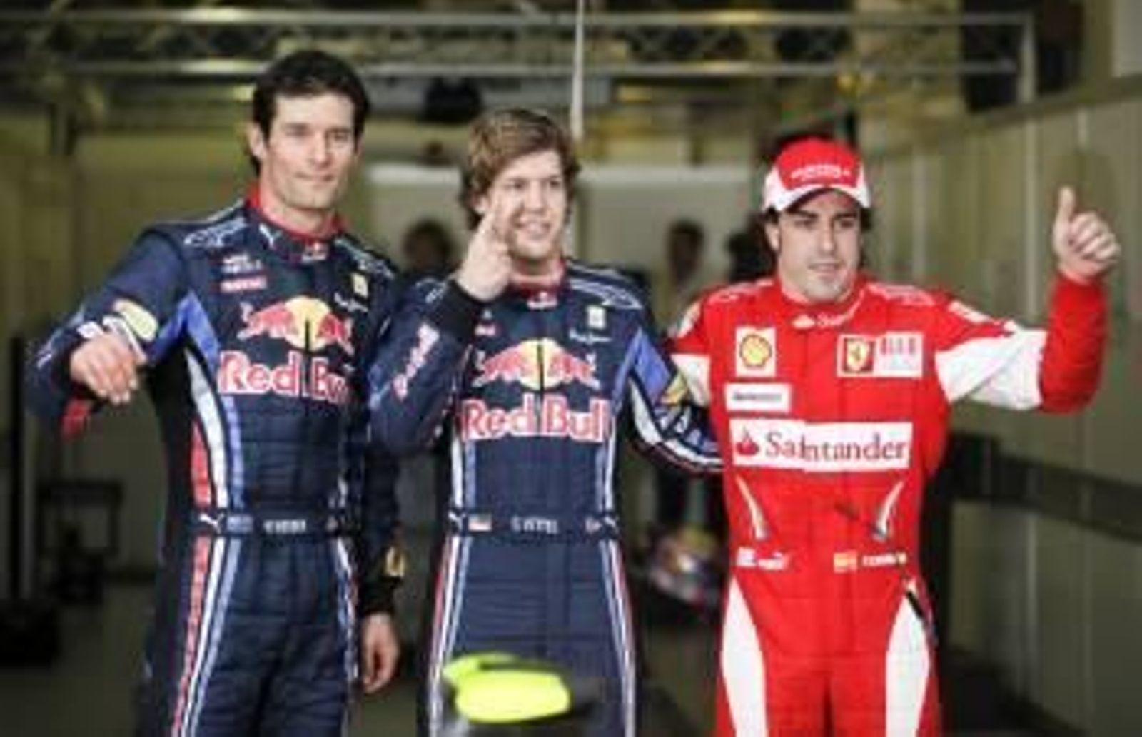 Sebastian Vettel (c), de Red Bull, su compañero de equipo, el australiano Mark Webber (izq), y el piloto español Fernando Alonso (dcha).