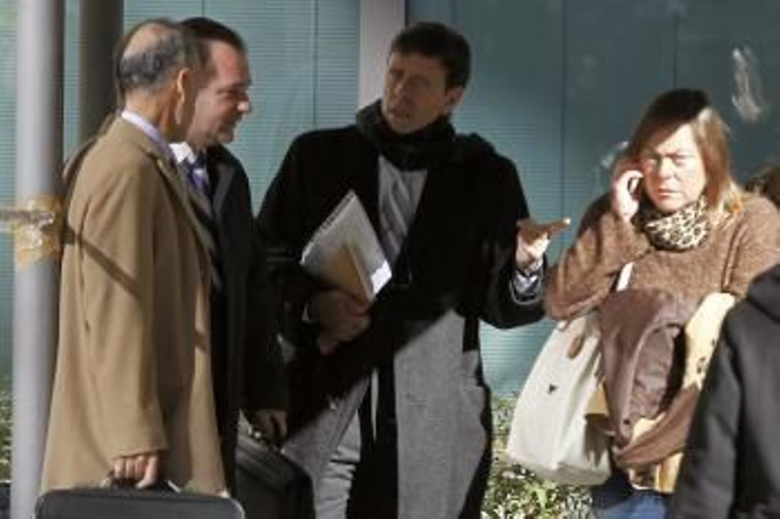 El médico canario Eufemiano Fuentes (c) su hermana Yolanda Fuentes, exjefa del equipo médico del Comunidad Valenciana (Foto: EFE)