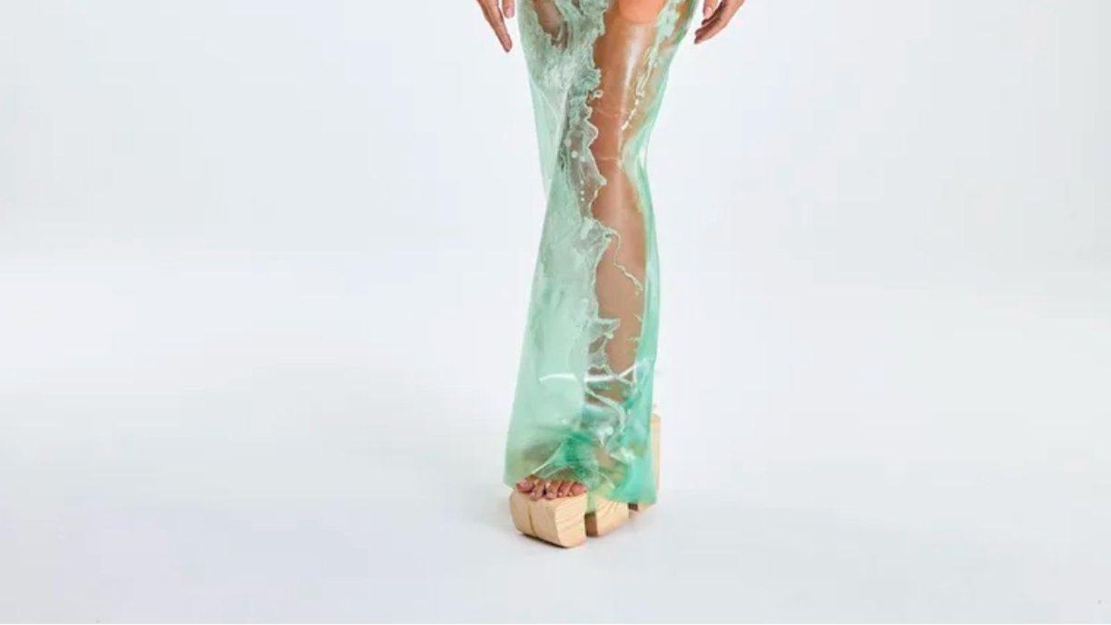 Los zapatos elaborados con pino gallego de Cristina Pedroche.