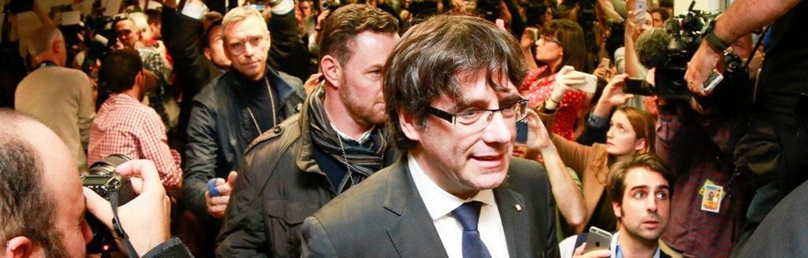 El expresidente de la Generalitat de Cataluña Carles Puigdemont (c)