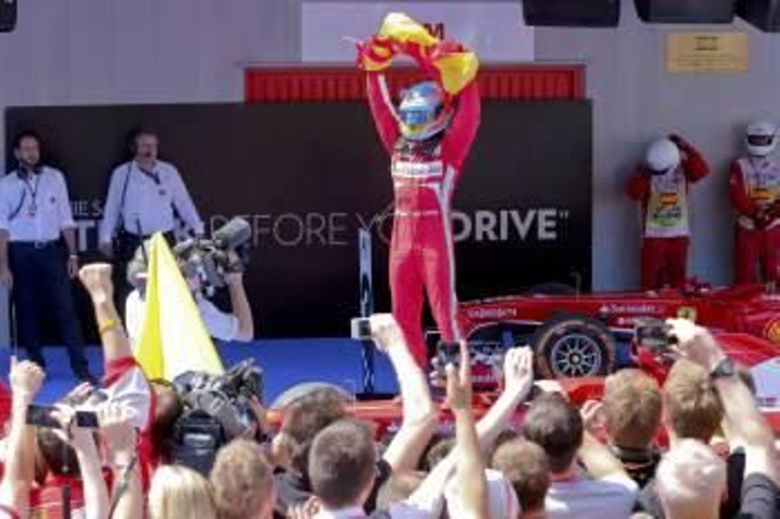 El piloto español de Ferrari Fernando Alonso celebra la victoria en el GP de España. (Foto: VALDRIN XHEMAJI)
