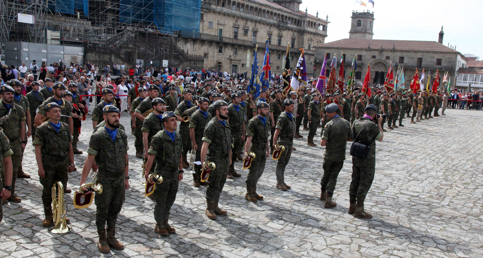 Las patrullas participantes en el concurso de la Brilat, formadas en la Praza do Obradoiro de Santiago.