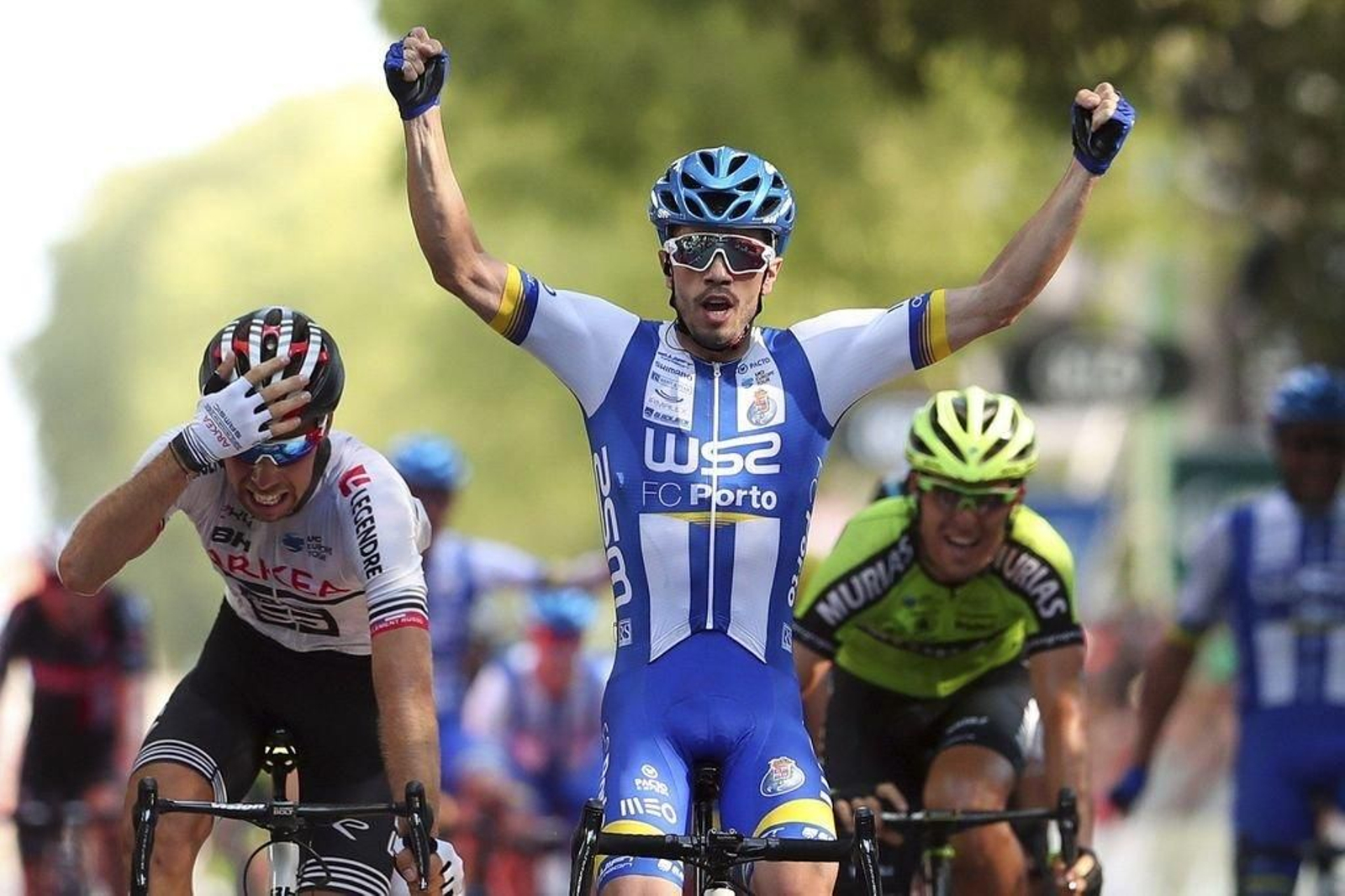 El luso Daniel Mestre alza los brazos en la meta de Castelo Branco.