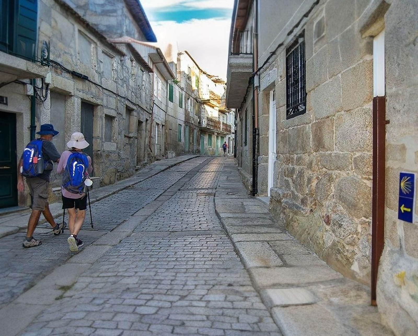 Peregrinos ciendo el camino por su paso por Tui.