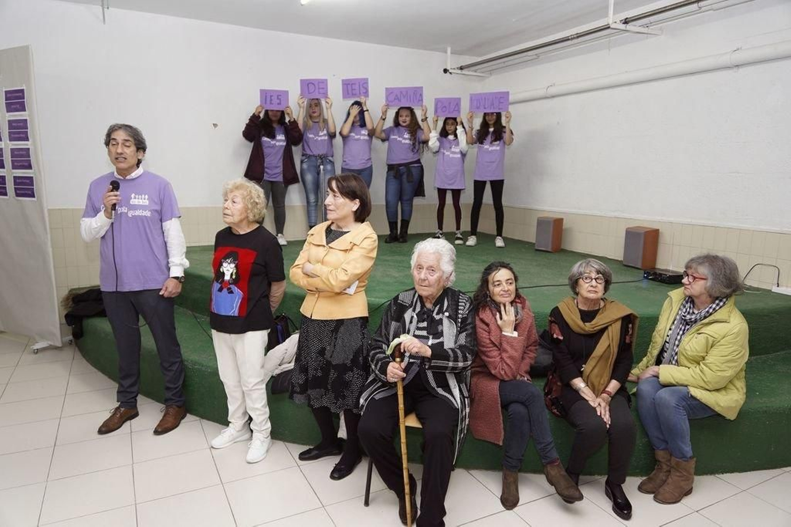 O director, Luis Vilán Crespo, deu a benvida ás invitadas do primeiro acto de “IES Teis camiña pola igualdade”.