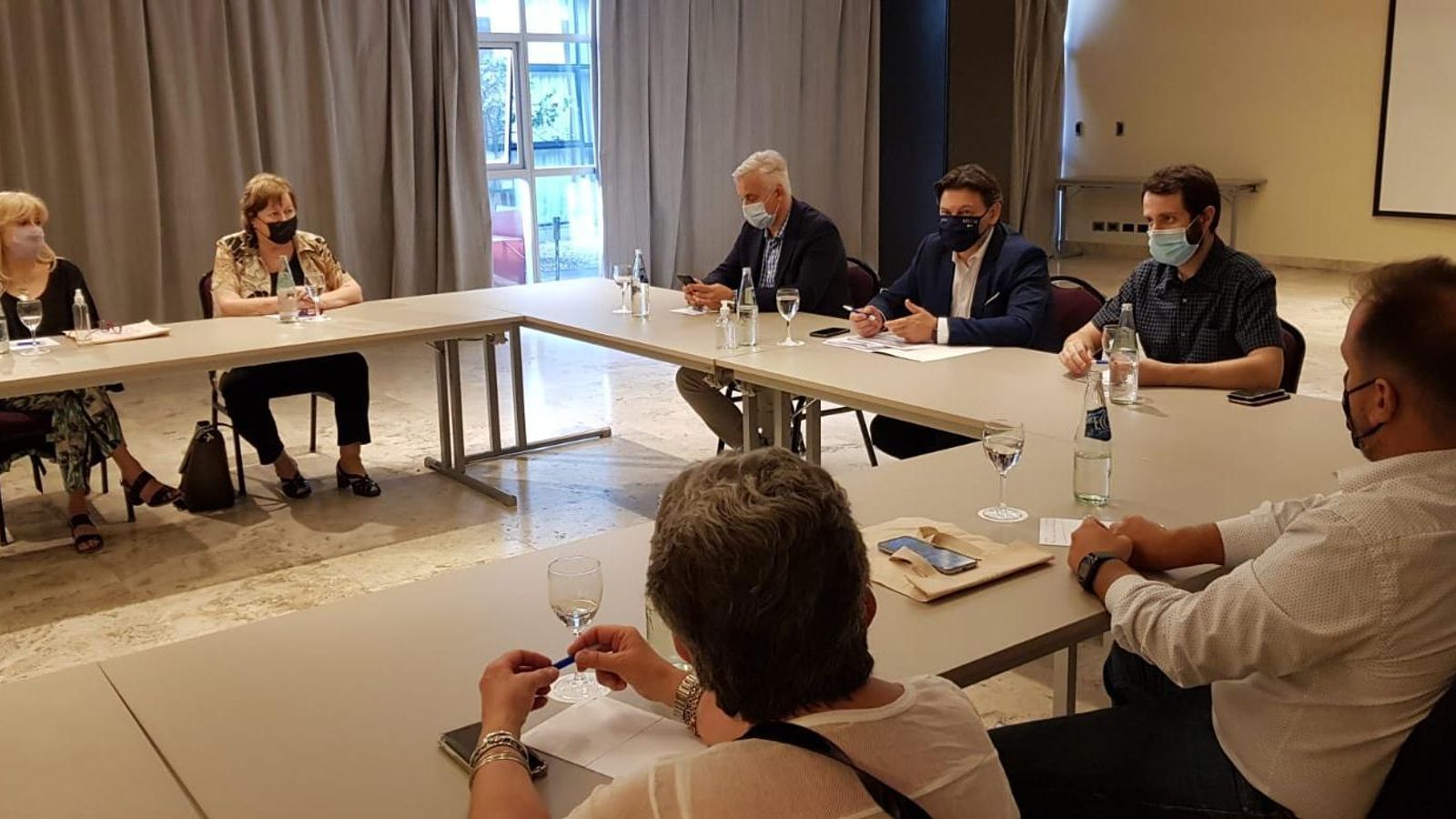 Foto de la reunión del secretario xeral da Emigración con responsables de las entidades gallegas