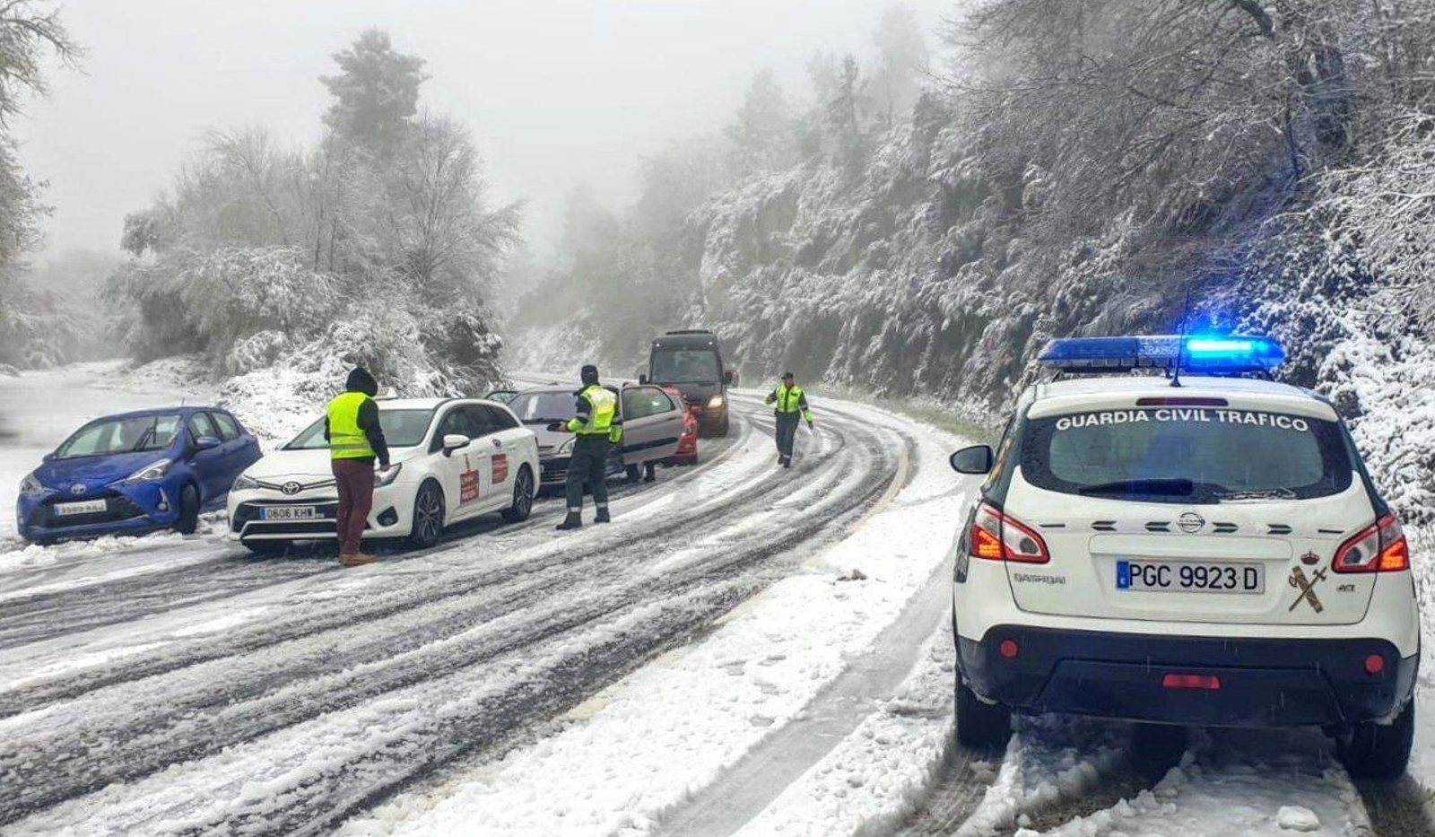 La Guardia Civil de Tráfico en una carretera secundaria ourensana.