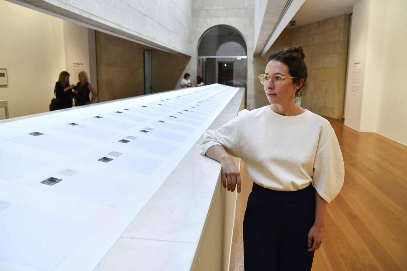 Laía Argüelles, con las 200 copias de la foto antigua que sacó a pasear de una mujer que paseaba, “La flâneuse”.