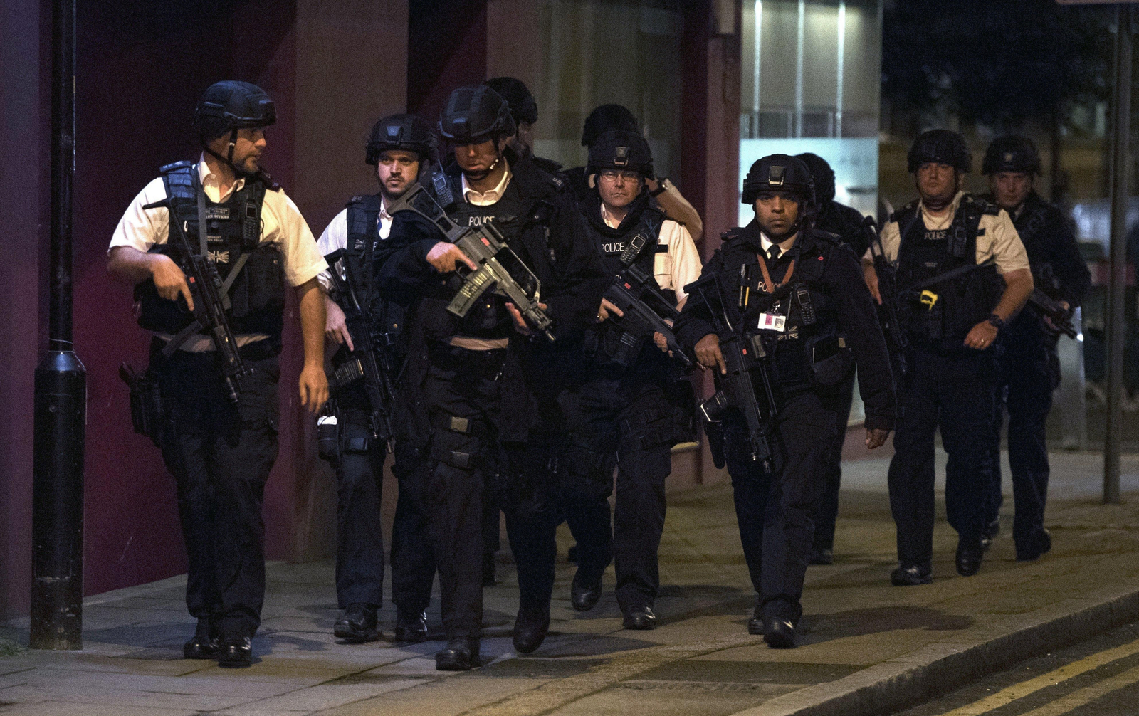 Un grupo de agentes de la Policía de Londres movilizados para enfrentarse a los terroristas.