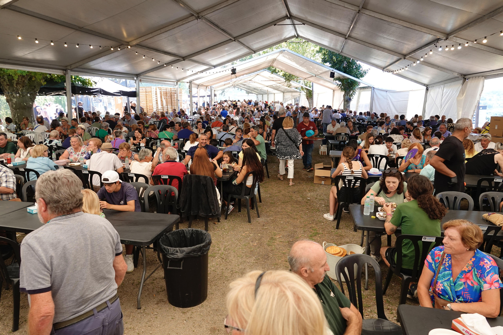 Comiendo en las fiestas de San Roque.