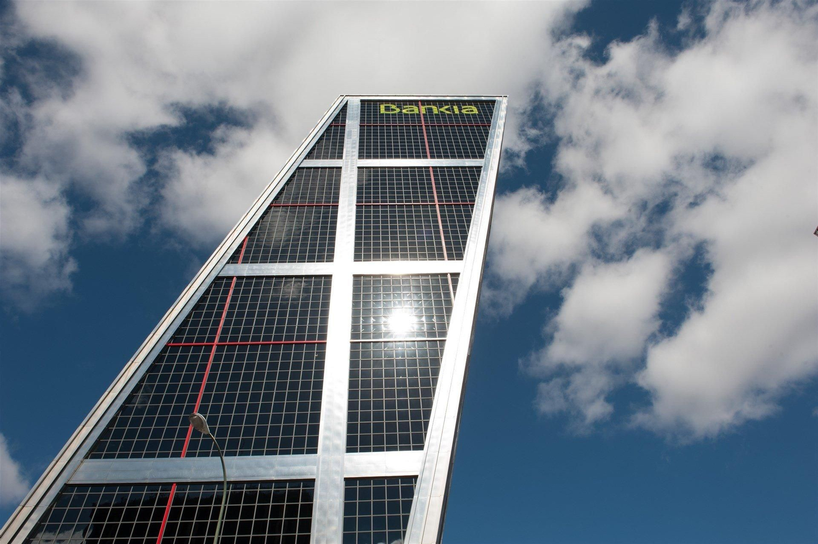 Exterior de la sede de Bankia, entidad que también analiza el nforme, en Madrid.