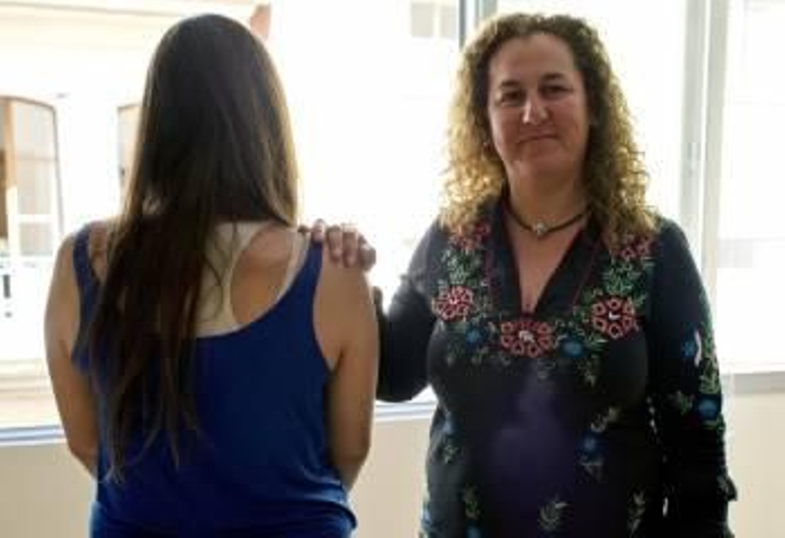 La joven de 24 años, T.P. con su abogada Eva Munar. (Foto: MONTSERRAT T. DIEZ)