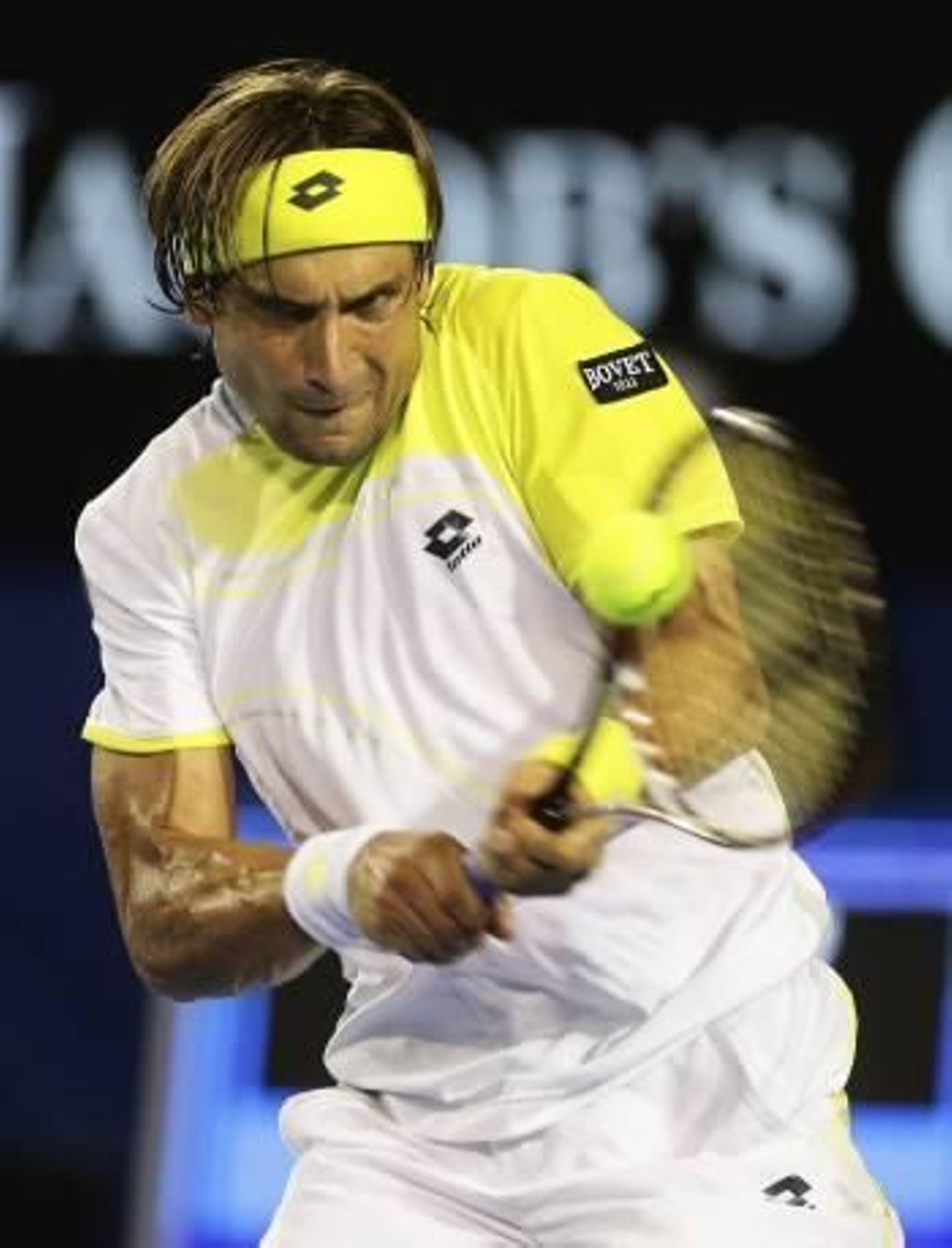 Ferrer devuelve la pelota durante el partido de ayer. (Foto: MARK DADSWELL)