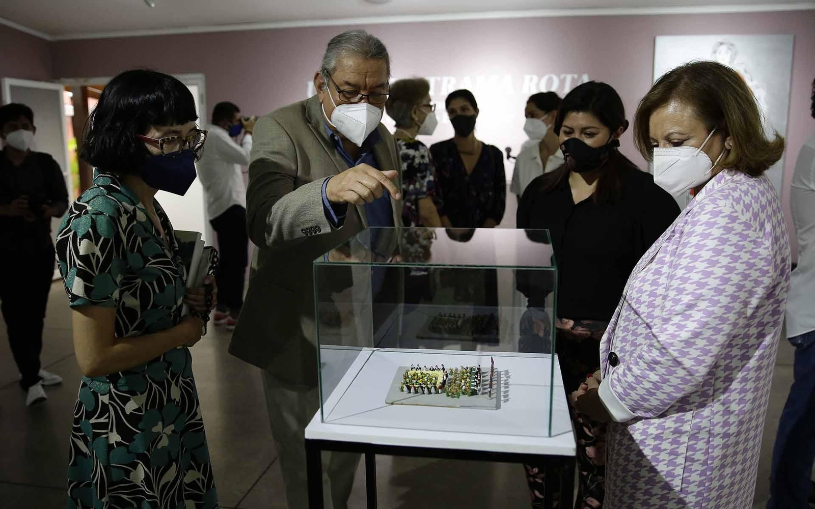 La secretaria de Estado de Asuntos Exteriores y para Iberoamérica y el Caribe de España, Cristina Gallach (d), junto a la directora del Centro Cultural de España en El Salvador, Eloisa Vaello (i), a Gregorio Suazo (c), director del Museo de Arte Popular, y a la viceministra de Cultura Mariemm Pleitéz (2-d). EFE/ Rodrigo Sura