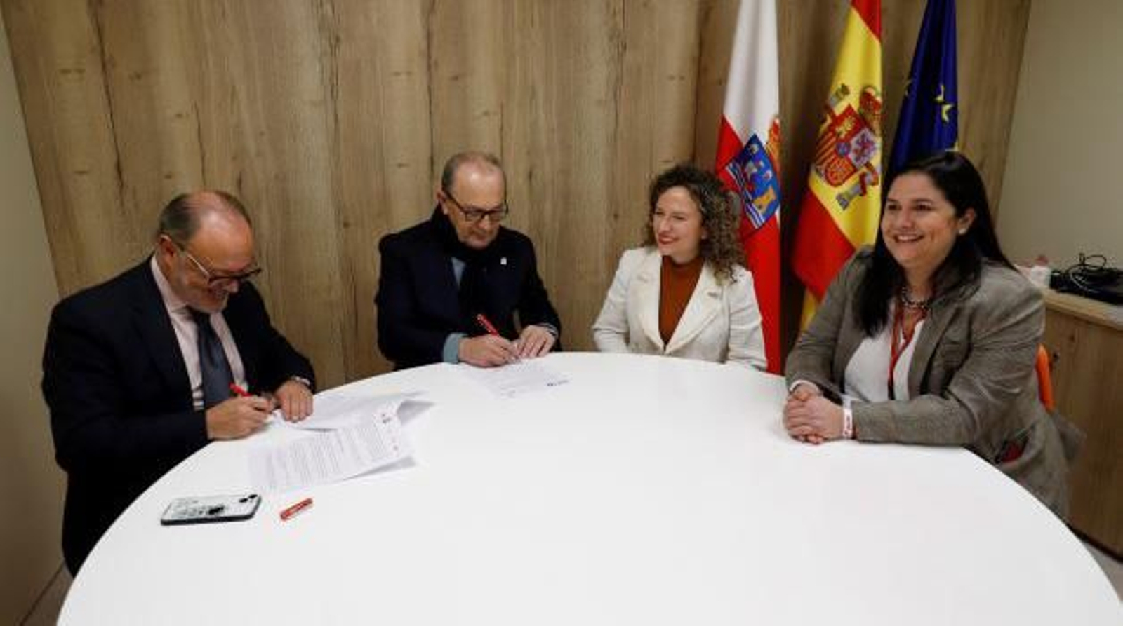 Marcano firma un acuerdo de promoción con Iberia y consigue el compromiso de la aerolínea de incrementar la oferta con hasta cinco conexiones diarias en sentido Santander-Madrid y hasta cuatro con salida desde la capital